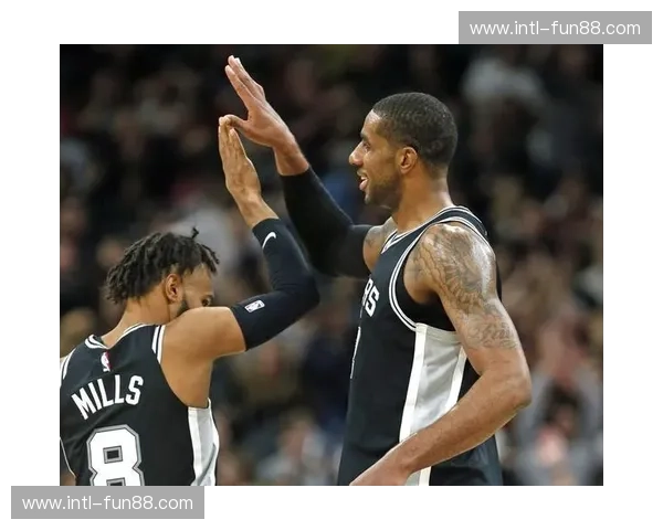 德州电锯对决惊心动魄：火箭vs马刺直播，这一夜青春不熄火！